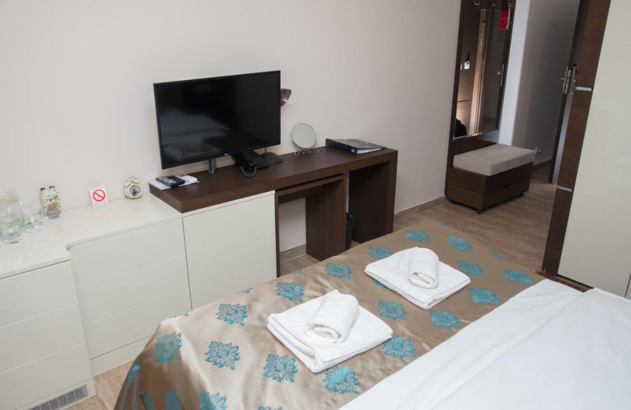 Hotel Crystal Pecinci Екстериор снимка