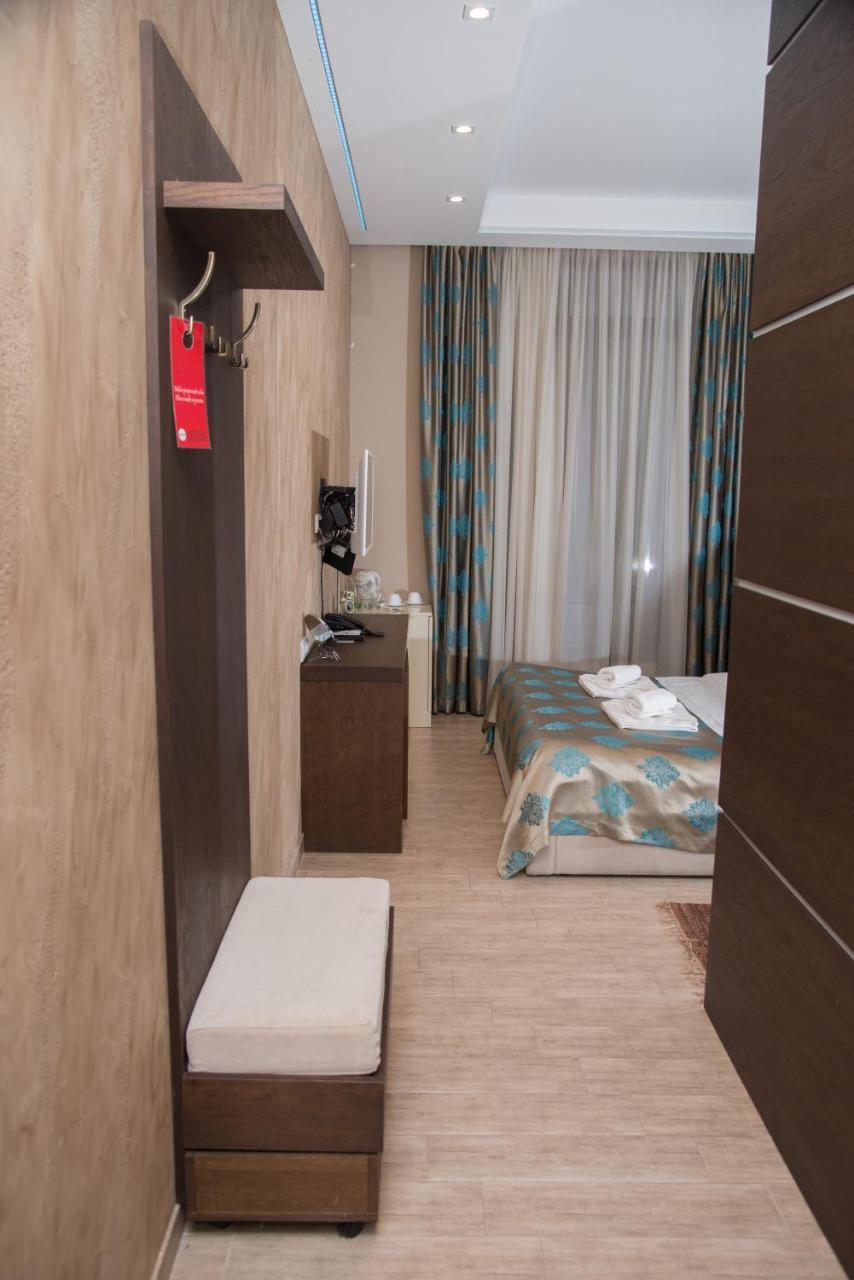 Hotel Crystal Pecinci Екстериор снимка