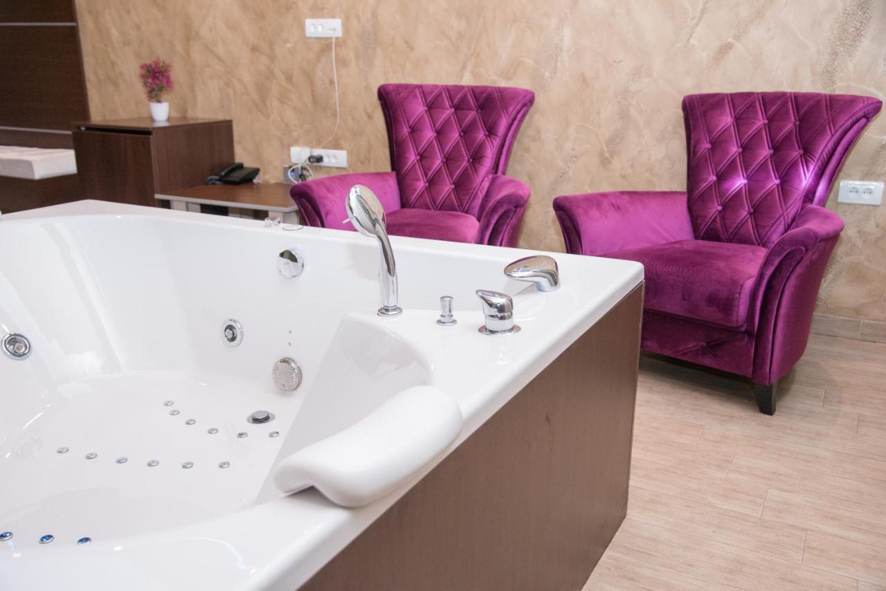 Hotel Crystal Pecinci Екстериор снимка
