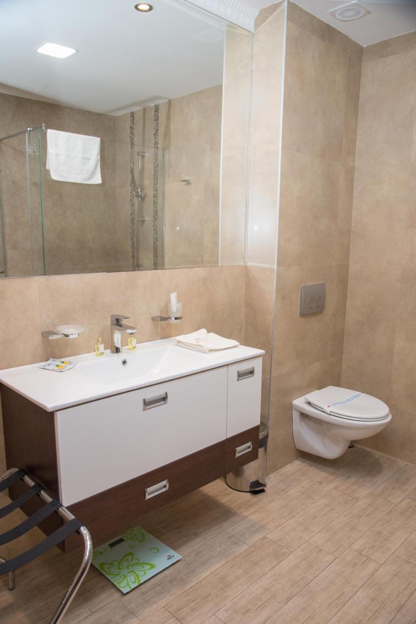 Hotel Crystal Pecinci Екстериор снимка