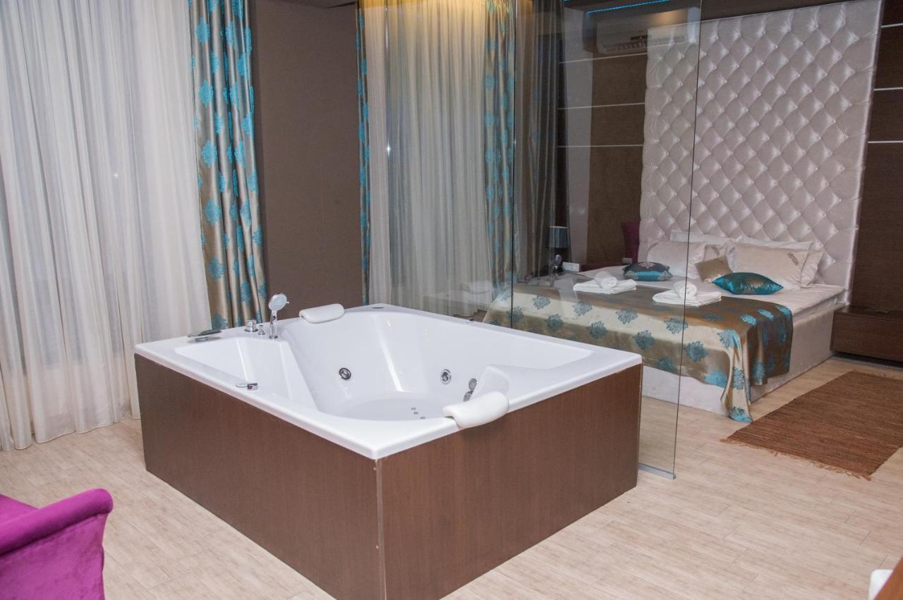 Hotel Crystal Pecinci Екстериор снимка
