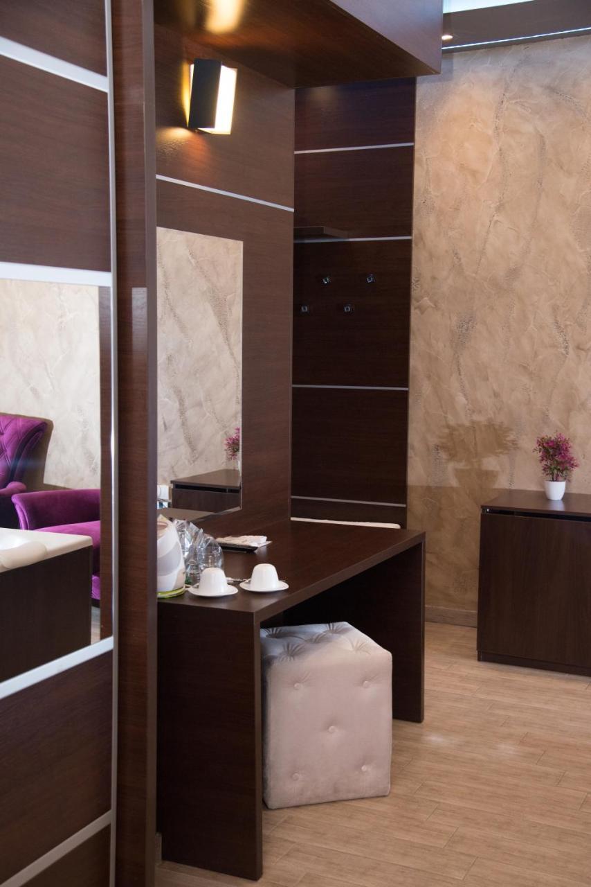 Hotel Crystal Pecinci Екстериор снимка